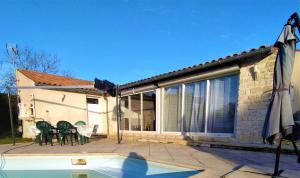 Bazén v ubytování Gîte du Midi de Saint-Porchaire - Charmante maison de vacances avec piscine chauffée nebo v jeho okolí