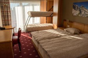 Ένα ή περισσότερα κρεβάτια σε δωμάτιο στο Alpine Classic Hotel