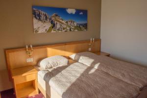 Ένα ή περισσότερα κρεβάτια σε δωμάτιο στο Alpine Classic Hotel
