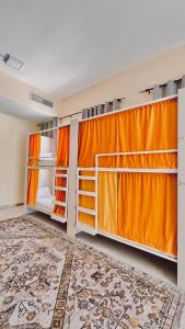Giường trong phòng chung tại Lunar Beach Hostel