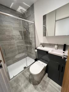 ブリッジノースにあるTwo Bedroom Bridgnorth Blissのシャワー、トイレ、洗面台を備えたバスルーム +6枚の写真