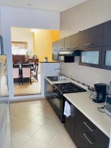Η κουζίνα ή μικρή κουζίνα στο Casa Ejecutiva Acogedora Impecable AGS