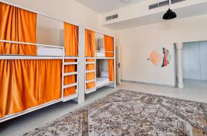 Giường trong phòng chung tại Lunar Beach Hostel