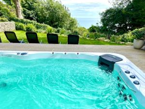 Fotografie z fotogalerie ubytování Relaxing private entrance ensuite room with stunning sea view and swimspa v destinaci Saint Lawrence + 31 fotografií