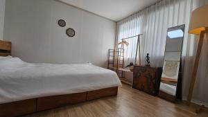 Postel nebo postele na pokoji v ubytování Soban Stay