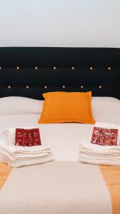 グランドラにあるThe Blue House Valleyの黒いヘッドボード付きのベッドの上にタオルが2枚 +53枚の写真