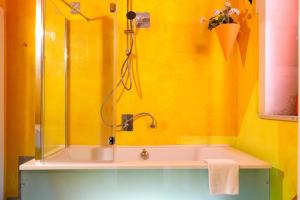 Koupelna v ubytování Camera con bagno privato vista mare Ortigia