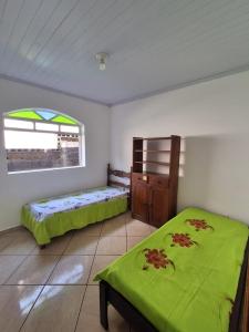 a bedroom with two beds and a window in it at Apartamento Confortável e Bem Localizado in Diamantina +17 photos