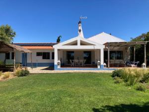 una casa con césped delante en Monte do Medronhal, en Grândola