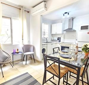 a kitchen and dining room with a table and chairs at CRISTAL Beach Apart Calpe in Ifach