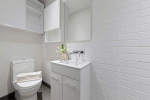 Koupelna v ubytování A Cozy CBD Studio Near Melbourne Central + 5 fotografií