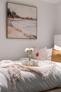 Postel nebo postele na pokoji v ubytování A Cozy CBD Studio Near Melbourne Central