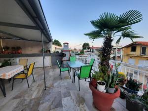 Balkón nebo terasa v ubytování Skyloft Nea Karvali