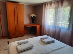 Postel nebo postele na pokoji v ubytování Skyloft Nea Karvali