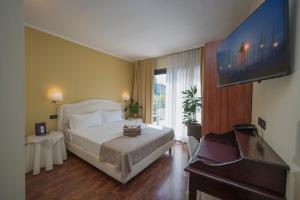 Postel nebo postele na pokoji v ubytování Admiral Hotel Villa Erme