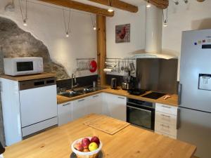 Kuchyň nebo kuchyňský kout v ubytování l'Echo des Glieres vue montagne centre village sauna & grill