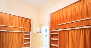 Giường trong phòng chung tại Lunar Beach Hostel