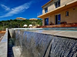 Bassein majutusasutuses Modern villa 5 double bedrooms, new AC, private pool and stunning view 800 m from beach või selle lähedal