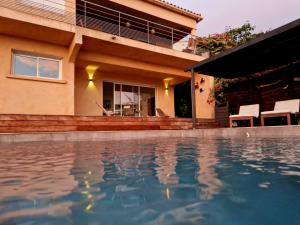 Bassein majutusasutuses Modern villa 5 double bedrooms, new AC, private pool and stunning view 800 m from beach või selle lähedal