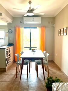 een eetkamer met een tafel en stoelen en een raam bij Departamento Temporal Constituyentes in Santa Fe