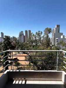 een parkbank met een stad op de achtergrond bij Departamento Temporal Constituyentes in Santa Fe