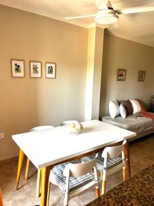 een woonkamer met een tafel, stoelen en een bank bij Departamento Temporal Constituyentes in Santa Fe