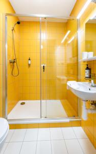 Kamar mandi di Hotel Active Stadium