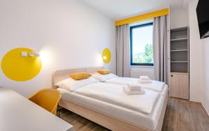 Tempat tidur dalam kamar di Hotel Active Stadium