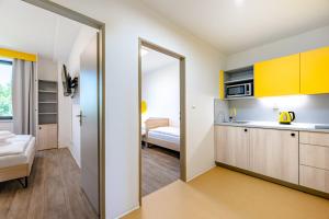 Tempat tidur dalam kamar di Hotel Active Stadium