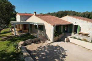 a house with a garden and a bench at Villa Arbevhio in Bonifacio