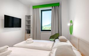 Tempat tidur dalam kamar di Hotel Active Stadium
