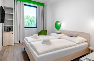 Tempat tidur dalam kamar di Hotel Active Stadium