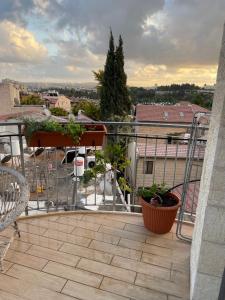 Balkón nebo terasa v ubytování Gorgeous duplex in heart of Jerusalem
