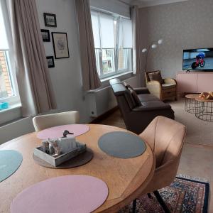 a living room with a table and chairs at De Distel in Ostend