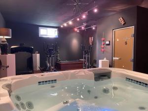 duża łazienka z dużą wanną w pokoju w obiekcie Gîte à la campagne groupe et famille 3 chambres Espace Jacuzzi hammam SPA w mieście Lorris