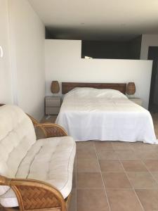 Voodi või voodid majutusasutuse Modern villa 5 double bedrooms, new AC, private pool and stunning view 800 m from beach toas