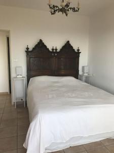 Voodi või voodid majutusasutuse Modern villa 5 double bedrooms, new AC, private pool and stunning view 800 m from beach toas