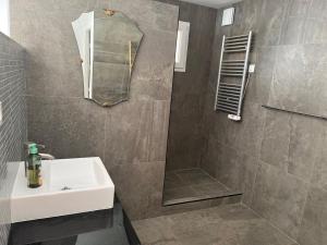 Vannituba majutusasutuses Modern villa 5 double bedrooms, new AC, private pool and stunning view 800 m from beach