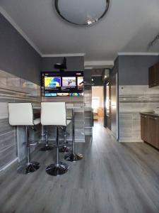 Televízia a/alebo spoločenská miestnosť v ubytovaní Bajnok Apartman