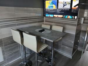 Televízia a/alebo spoločenská miestnosť v ubytovaní Bajnok Apartman