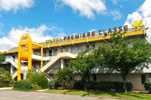 Un cartel de cobro perimetral de hotel en el costado de un edificio en Premiere Classe Saint Nazaire - Trignac, en Trignac