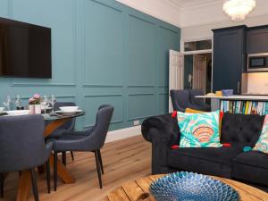 ein Wohnzimmer mit Sofa und Tisch in der Unterkunft Sailors Rest in Dartmouth