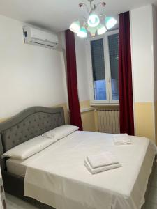 SALENTINI APPARTAMENTo في روما: غرفة نوم بها سرير عليه منشفتان