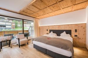 A bed or beds in a room at Alpenwellnesshotel St. Veit Még 37 kép