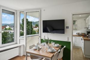 a kitchen and dining room with a table and chairs at Geschäftsreisetraum 3SZ 5P - Waschtrockner, Balkon in Oberkochen