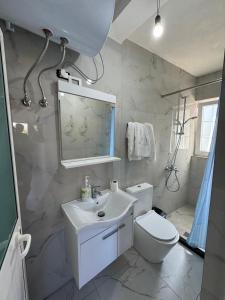 Phòng tắm tại Lakeview Ulez