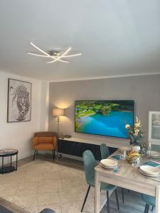 ein Wohnzimmer mit einem Flachbildfernseher an der Wand in der Unterkunft T3Appartement de luxe Croisette en face de la plage Martinez 80m2 in Cannes