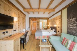 A television and/or entertainment centre at Alpenwellnesshotel St. Veit