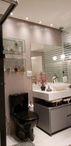 a bathroom with a toilet and a sink and a mirror at Casa agradável em Petrolina, alugue com Sevé! in Petrolina