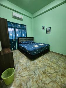 a bedroom with a bed in the corner of a room at SaamSaao HomeStay Betong - 4 Bedroom House in Betong